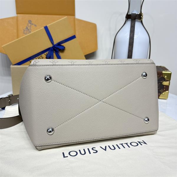 2026124175354243 560